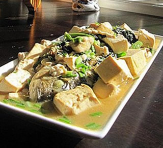 煎海鱼焖豆腐的做法 煎海鱼焖豆腐的做法