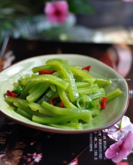 椒油脆莴苣的做法 jushipu.com