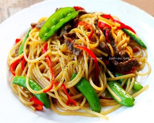 黑椒牛肉炒意粉的做法 jushipu.com