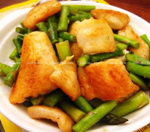 芦笋炒鱼片的做法 jushipu.com
