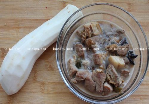 山药炖松肉的做法 jushipu.com