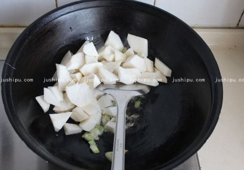 山药炖松肉的做法 jushipu.com