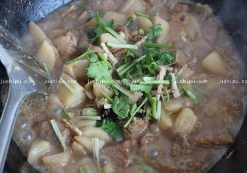 山药炖松肉的做法 jushipu.com