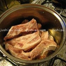 啤酒炖排骨百叶结的做法 jushipu.com