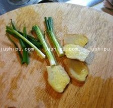 啤酒炖排骨百叶结的做法 jushipu.com
