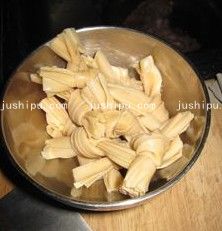 啤酒炖排骨百叶结的做法 jushipu.com
