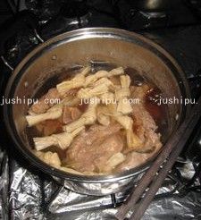 啤酒炖排骨百叶结的做法 jushipu.com