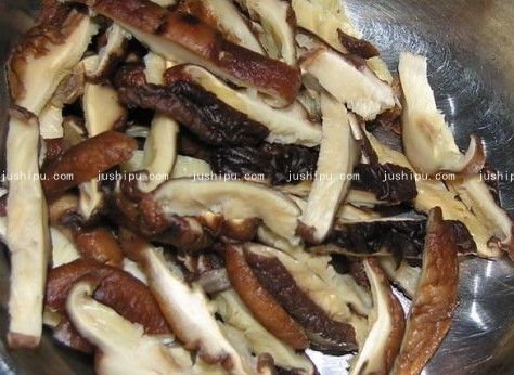 香菇炒粉的做法 jushipu.com