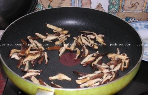 香菇炒粉的做法 jushipu.com