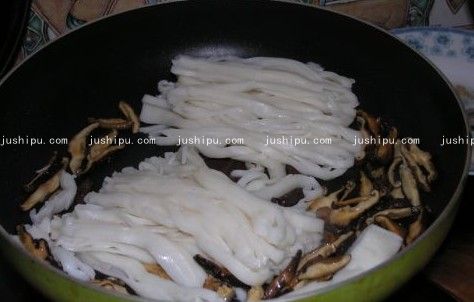 香菇炒粉的做法 jushipu.com