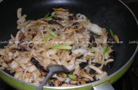 香菇炒粉的做法 jushipu.com