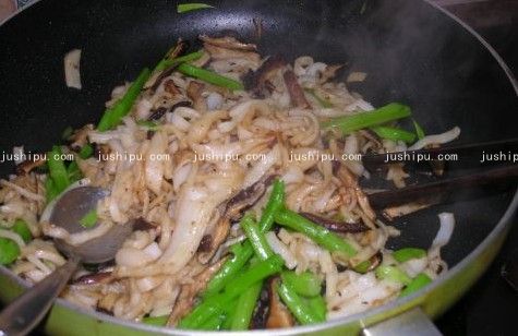 香菇炒粉的做法 jushipu.com