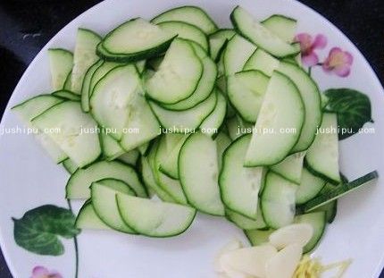 黄瓜炒海肠的做法 jushipu.com