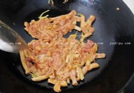 黄瓜炒海肠的做法 jushipu.com