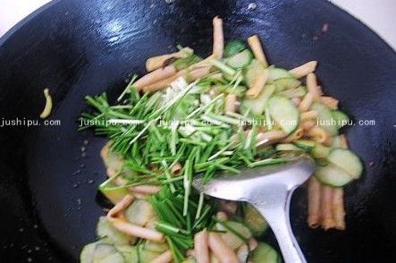 黄瓜炒海肠的做法 jushipu.com