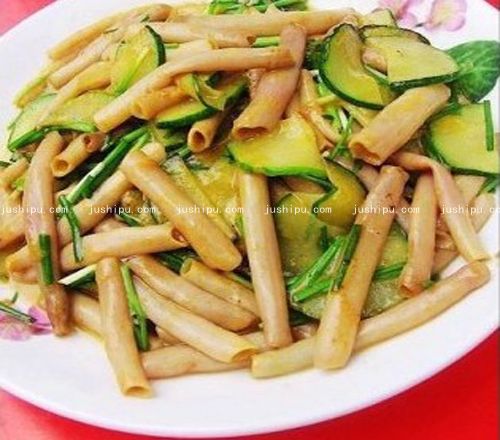 黄瓜炒海肠的做法 jushipu.com