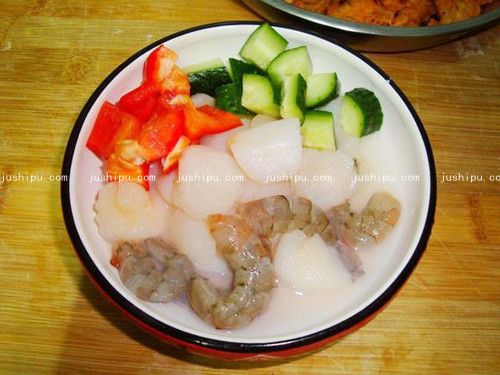 酸奶油烩海鲜的做法 jushipu.com