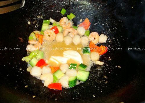 酸奶油烩海鲜的做法 jushipu.com