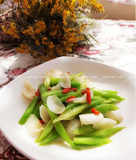 西芹枸杞炒百合的做法 jushipu.com