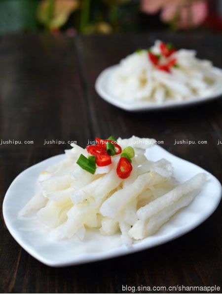 秋梨拌莲藕的做法 jushipu.com
