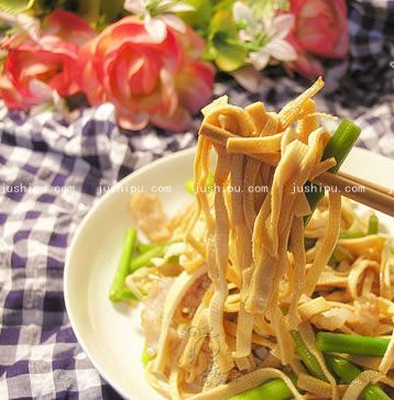 蒜薹炒千张的做法 jushipu.com