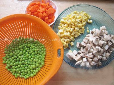 豌豆蘑菇小炒的做法 jushipu.com