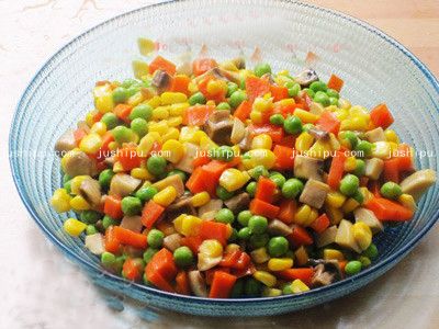 豌豆蘑菇小炒的做法 jushipu.com