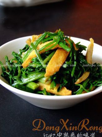 水芹菜炒豆腐干的做法 jushipu.com