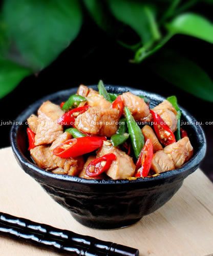 香辣爆鸡丁的做法 jushipu.com