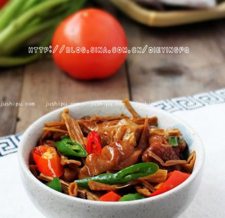 干笋肥肠的做法 jushipu.com