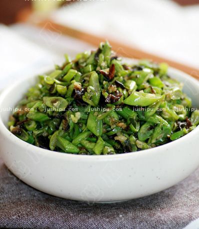 橄榄菜炒豆角的做法 jushipu.com
