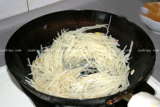韭菜炒土豆丝的做法 jushipu.com