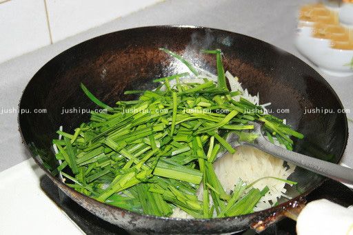 韭菜炒土豆丝的做法 jushipu.com