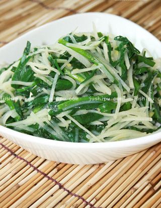 韭菜炒土豆丝的做法 jushipu.com