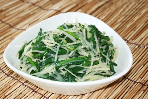 韭菜炒土豆丝的做法 jushipu.com