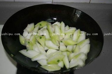 西红柿烧冬瓜的做法 jushipu.com