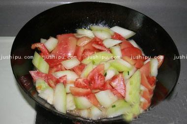 西红柿烧冬瓜的做法 jushipu.com
