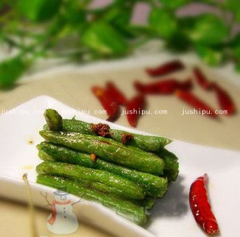 懒人版干煸豆角的做法 jushipu.com