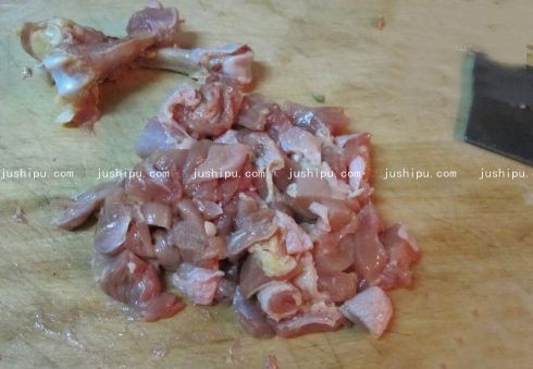 菠萝焖鸡块的做法 jushipu.com