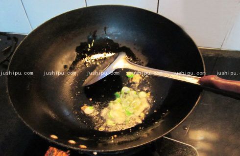 菠萝焖鸡块的做法 jushipu.com