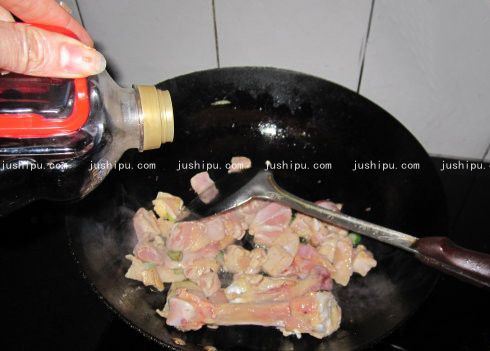 菠萝焖鸡块的做法 jushipu.com