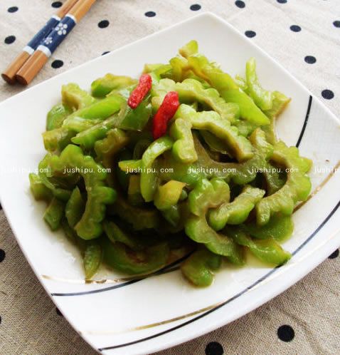 苦瓜炒尖椒的做法 jushipu.com