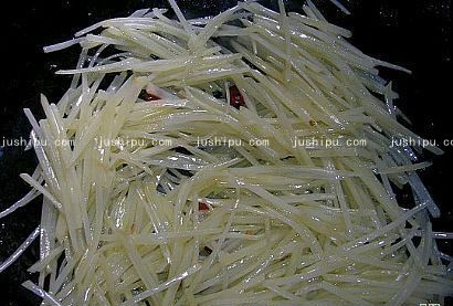 干煸土豆丝的做法 jushipu.com