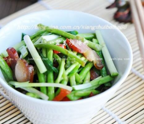 篱蒿炒腊肉的做法 jushipu.com
