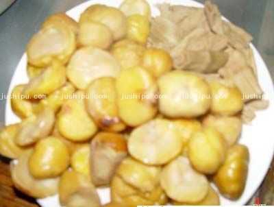 栗子黄焖鸡的做法 jushipu.com